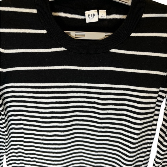 NEW “GAP” Black/White Striped Sweater 🌼 - Picture 3 of 5